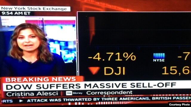 Chỉ số Dow Jones ở New York trên kênh truyền hình CNN sáng 24/8/2015 (ảnh Bùi Văn Phú)