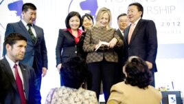 La secretaria de Estado Hillary Clinton firma autógrafos luego de su discurso en el Foro Internacional de Liderazgo de Mujeres, en Ulan Bator, Mongolia.