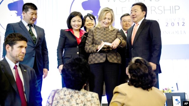 La secretaria de Estado Hillary Clinton firma autógrafos luego de su discurso en el Foro Internacional de Liderazgo de Mujeres, en Ulan Bator, Mongolia.