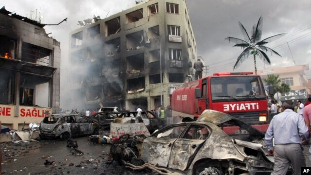 Hiện trường sau vụ nổ tại thị trấn Reyhanli ở vùng biên giới Thổ Nhĩ Kỳ-Syria, ngày 11/5/2013.