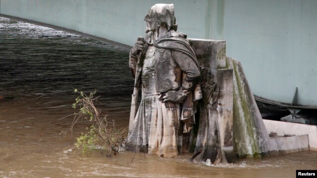 巴黎暴雨成灾，水淹雕塑（2016年6月2日）