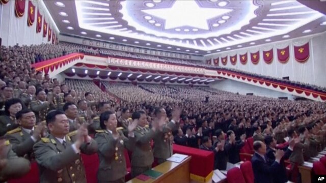 2016年5月6日，朝鲜官方电视台的电视画面截图中，朝鲜劳动党代表起立鼓掌。