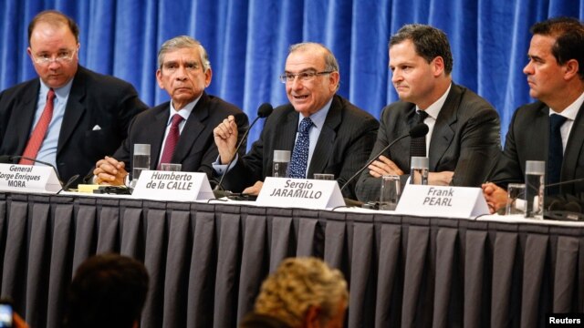  Colombia's government head of negotiators Humberto de la Calle (C) speaks during a peace talk at the Hurdalsjoen Hotel in Hurdal, near Oslo, October 18, 2012.  