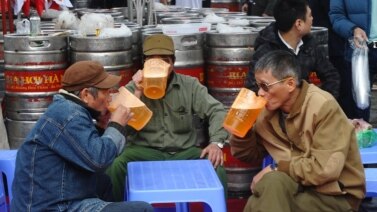 Theo thống kê của bộ Y Tế, tỷ lệ sử dụng rượu bia ở Việt Nam ngày càng gia tăng nhanh và đang ở mức báo động với mức tiêu thụ hơn 3,4 tỷ lít bia và khoảng 360 triệu lít rượu trong năm 2015.