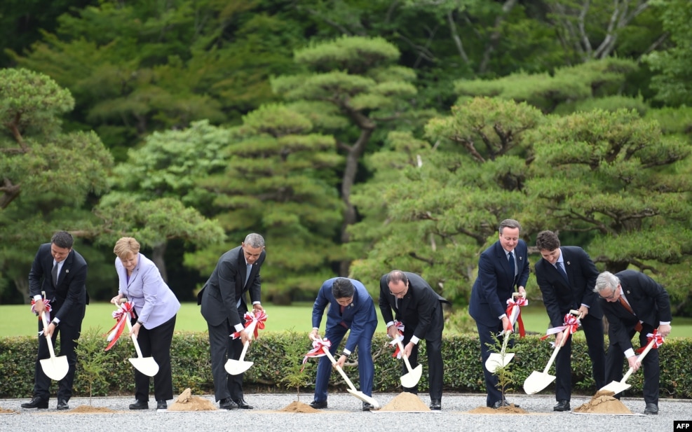 جاپان کے شہر آئزی میں جاری جی 7 کے سربراہی اجلاس کے موقع پر پودے لگانے کی تقریب جاری