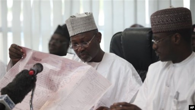 Attahiru Jega (l), Independent National Electoral Commission Chairman (file photo)