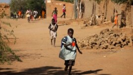 Children run home from school after hearing gunfire and explosions in Gao, February 21, 2013.