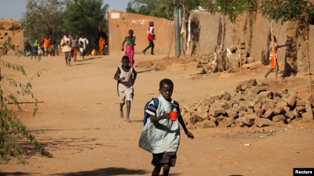 Children run home from school after hearing gunfire and explosions in Gao, February 21, 2013.