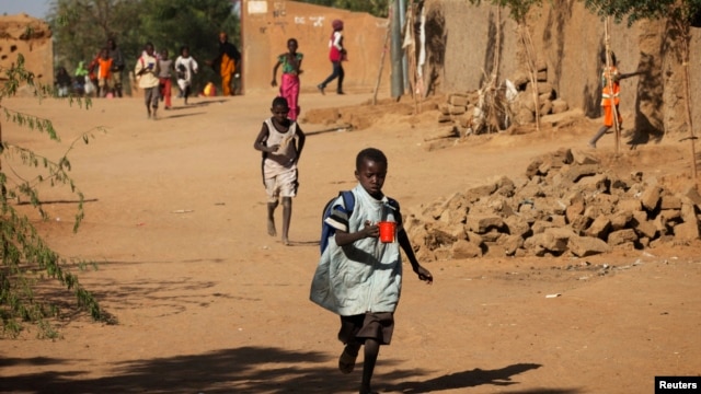 Children run home from school after hearing gunfire and explosions in Gao, February 21, 2013.
