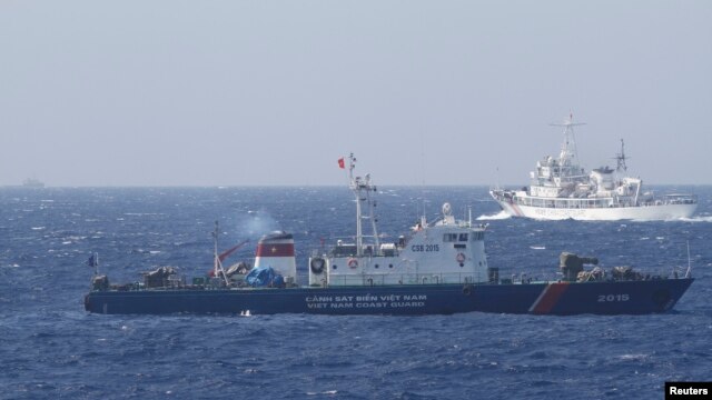 Tàu Cảnh sát biển Trung Quốc và tàu của Lực lượng Cảnh sát biển Việt Nam ở Biển Đông, khoảng 210 km (130 dặm) ngoài khơi Việt Nam.