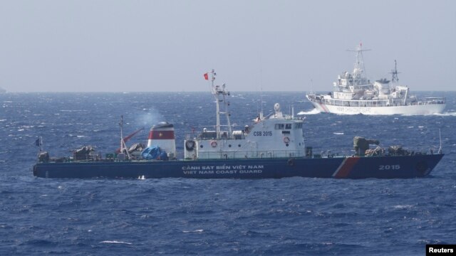 Tàu Cảnh sát biển của Trung Quốc và tàu của Lực lượng Cảnh sát biển Việt Nam ở Biển Đông, khoảng 210km (130 dặm) ngoài khơi của Việt Nam, ngày 14/5/2014.