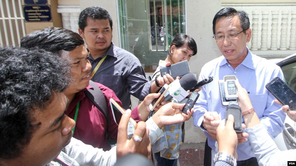 លោក គី តិច មេធាវី​តំណាង​ឲ្យ​លោក​នាយករដ្ឋមន្រ្តី​ហ៊ុន សែន និយាយ​ទៅ​កាន់​អ្នក​សារព័ត៌មាន​ នៅ​មុខ​សាលាដំបូង​រាជធានីភ្នំពេញ នៅ​ថ្ងៃ​សុក្រ ទី​០៥​ ខែ​សីហា ឆ្នាំ​២០១៦។​ (ឡេង​ ឡែន/VOA)