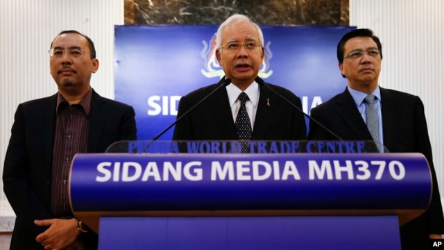 Thủ tướng Malaysian Najib Razak (giữa), phát biểu tại một cuộc họp báo đặc biệt công bố những phát hiện về chuyến bay định mệnh MH370 tại Kuala Lumpur, Malaysia vào ngày Thứ Năm 6/8/2015.