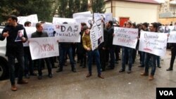 Yazıçı Əkrəm Əylislinin evinin qarşısında aksiya