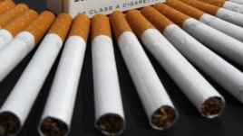 La OMS estima que uno de cada 10 cigarrillos es comprado a través de canales ilegales, lo que cuesta a los gobiernos más de $40 mil millones de dólares anuales en impuestos no cobrados.