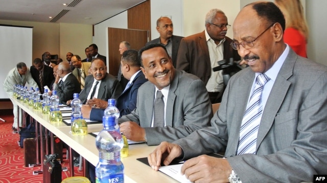 Sudan's Defense Minister Abdelrahim Mohamed Hussein (R) sits next to the Sudan's Interior Minister Ibrahim Mahmud Ahmad at the opening of border security talks between Sudan and South Sudan in Addis Ababa on June 4, 2012.