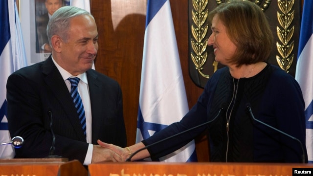 Israel's Prime Minister Benjamin Netanyahu (L) shakes hands with former Foreign Minister Tzipi Livni, head of the centrist Hatenuah party, during their joint statement at the Knesset, the Israeli parliament, in Jerusalem, February 19, 2013.
