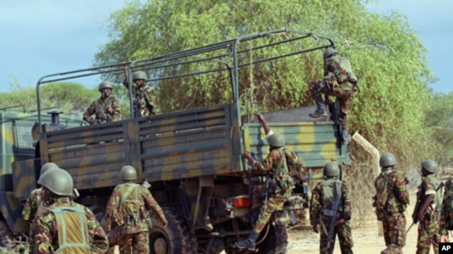 Kenyan soldiers climb into a truck as they prepare to advance near Liboi, Kenya, near border with Somalia, October 2011. (file photo)