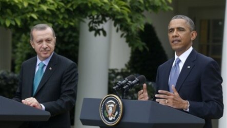 Prezidan Barack Obama (adwat) ak Premye Minis turk la, Recep Tayyip Erdogan, nan yon konferans pou laprès yo bay ansamm nan Washington jedi 16 me 2013 la.
