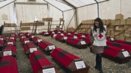 Familjarët marrin trupat e të vrarëve gjatë luftës në Kosovë