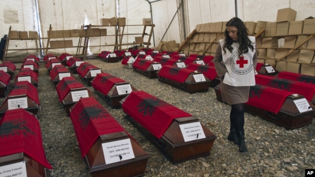 46 linh cữu phủ cờ Albania của những người sắc tộc Albania bị giết trong chiến tranh Kosovo 1998-99 ở thủ đô Pristina, 24/3/2014.