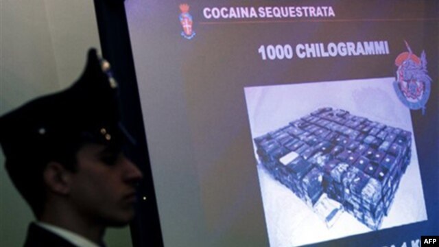 Cảnh sát Ý tịch thu 1.000 ký cocaine tại cảng Calabria, nơi băng đảng 'Ndrangheta đặt bản doanh hồi tháng 11, 2010. 