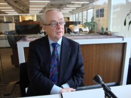 Á¸½ºÈ©Å²½º´ëÇÐ ±¹Á¦´ëÇпøÀÇ µ¥´Ï½º ÇÛÇÉ °´¿ø¿¬±¸¿øÀÌ VOA¿Í ÀÎÅͺäÇϰí ÀÖ´Ù.