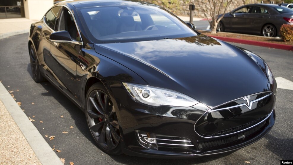 Một chiếc xe Tesla Model S với phiên bản phần mềm cập nhật 7.0 có tính năng tự hành trong một sự kiện của hãng Tesla ở Palo Alto, California ngày 14 tháng 10 năm 2015.