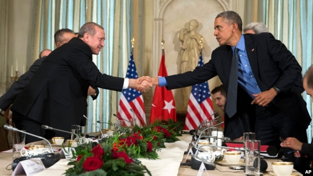 Tổng thống Obama bắt tay Tổng thống Thổ Nhĩ Kỳ Recep Tayyip Erdogan trong cuộc họp tại Paris, ngày 1/12/2015.