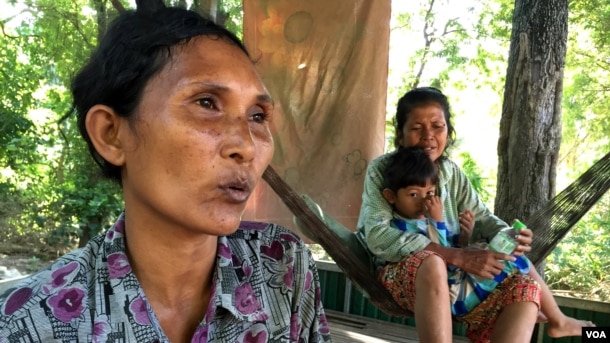អ្នកស្រី ឡុង ថុន កសិករនៅក្នុងខេត្តកណ្តាល ចម្ងាយប្រមាណ៤០គីឡូម៉ែត្រពីទីក្រុងភ្នំពេញ មានកូនបីនាក់កំពុងជួបការលំបាកក្នុងជីវភាពដោយសារការរាំងស្ងួតនៅក្នុងឆ្នាំនេះ។ គ្រួសារអ្នកស្រីស្ថិតនៅក្នុងចំណោមក្រុមគ្រួសារប្រមាណ២លានគ្រួសារដែលកំពុងជួបប្រទះភាពរាំងស្ងួត។ (ផន បុប្ផា/VOA)
