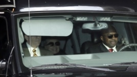 Sekretèdeta Hillary Clinton, nan mitan, abò yon 4X4 nan Nouyòk mèkredi 2 janvye 2013 la