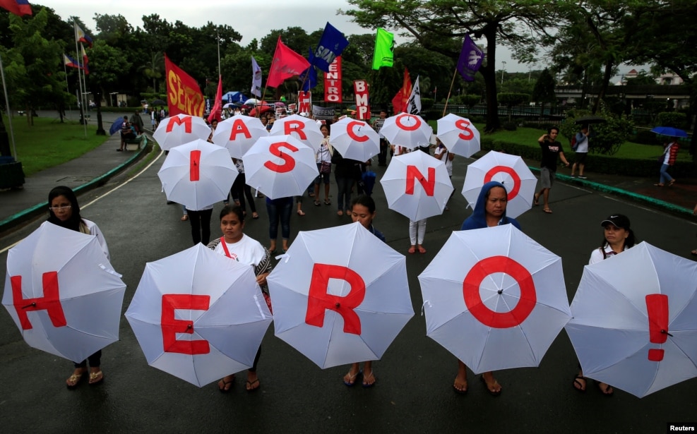  丣𳭵 ڽ(1917~1989)  ʸ   Ϸ ε帮 ׸  ȹ ݹϴ ùε  ĵ ä  ϰ ִ. 꿡 &#39;ڽ  ƴϴ!(Marcos is no Hero!)&#39;  .