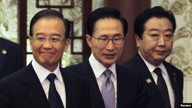 China's Premier Wen Jiabao (L), South Korea's President Lee Myung-bak (C) and Japan's Prime Minister Yoshihiko Noda arrive at a joint news conference of the fifth trilateral summit among the three nations at the Great Hall of the People in Beijing, May 13