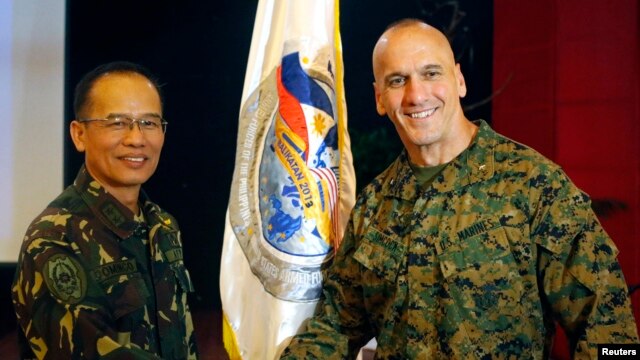 Phó Tư lệnh Thủy quân lục chiến Hoa Kỳ vùng Thái Bình Dương Richard Simcock (phải) bắt tay Thiếu tướng Các lực lượng Vũ trang Philippines Virgilio Domingo sau lễ khai mạc cuộc tập trận chung thường niên tại Trại Aguinaldo ở Quezon City, ngày 5/4/2013.