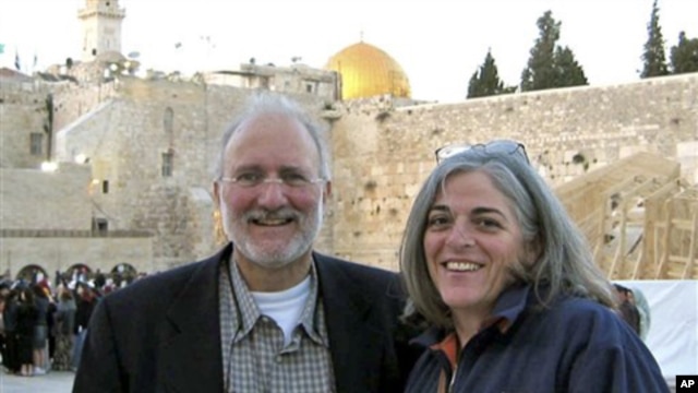 Alan and Judy Gross are seen in Jerusalem in the year her American husband was detained in Cuba, accused of spying for the U.S., 2005. (file photo)