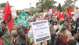 Các nhà hoạt động biểu tình bên ngoài trung tâm tạm giam Villawood ở Sydney.