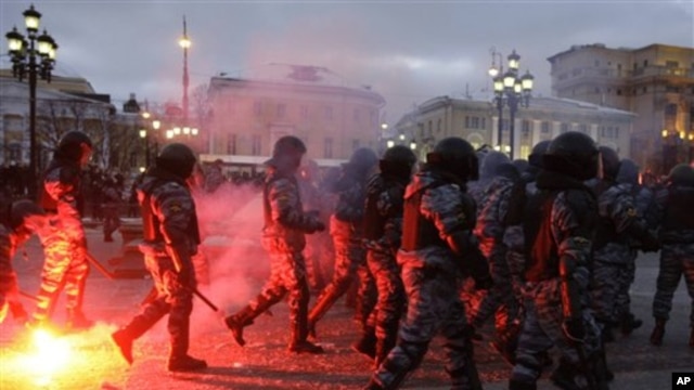 Riot police officers clash with protesters in central Moscow, 11 Dec 2010