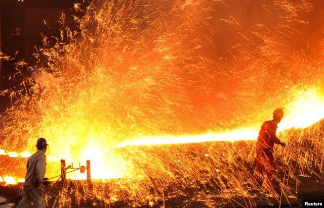 Công nhân Trung Quốc làm việc tại một nhà máy thép ở Đại Liên, tỉnh Liêu Ninh, tháng 3/2015. Trung Quốc loan báo 1,8 triệu công nhân ngành thép và xi măng sẽ bị mất việc, trong lúc chính phủ đóng cửa những công xưởng hoạt động thiếu hiệu quả.