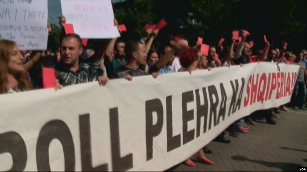Importi i mbetjeve, protestë para Qeverisë