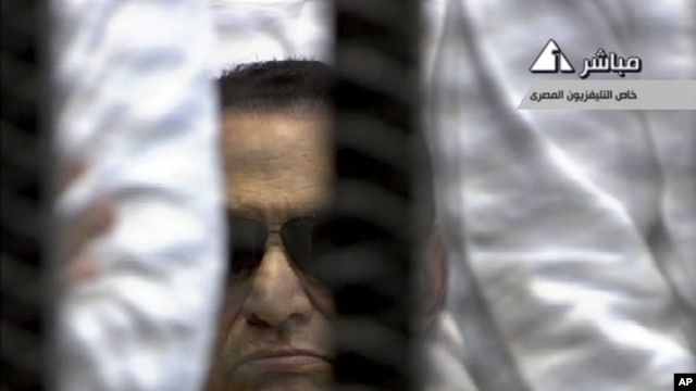 Cựu tổng thống Ai Cập Hosni Mubarak 84 tuổi, trong phiên tòa tuyên án ông về tội giết hại người biểu tình