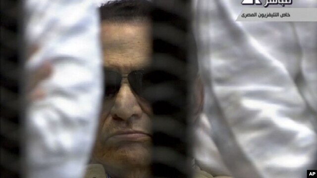 Ảnh cựu tổng thống Ai Cập Hosni Mubarak, 84 tuổi, trích từ video trong buổi tòa tuyên án ông về tội giết người biểu tình