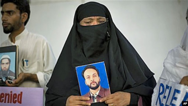 Pakistani Shansum Nasa holds a photo of her son, Atiq ur Rehman, who disappeared in 2004, during a demonstration outside the International Committee of the Red Cross in Islamabad, Pakistan, Jul 23, 2008 (file photo)