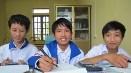 Học sinh sử dụng sách mượn từ 'thư viện phụ huynh' tại một trường tiểu học trong tỉnh Thái Bình (M. Brown / VOA)