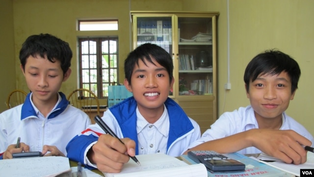Học sinh sử dụng sách mượn từ 'thư viện phụ huynh' tại một trường tiểu học trong tỉnh Thái Bình (M. Brown / VOA)