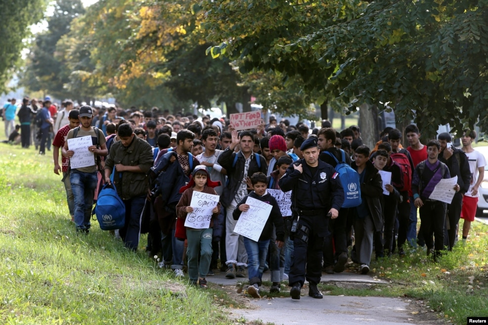 세르비아 수도 베오그라드에서 헝가리 국경 쪽으로 걷고 있는 난민들.  
