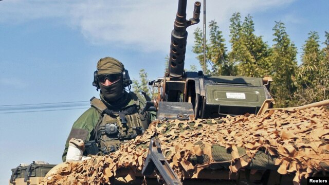 A French elite Special Operations soldier drives through the town of Markala, about 275 km (171 miles) from the capital Bamako, January 15, 2013, to meet Malian soldiers and organize a counter-attack in the jihadist-held town of Diabaly. 