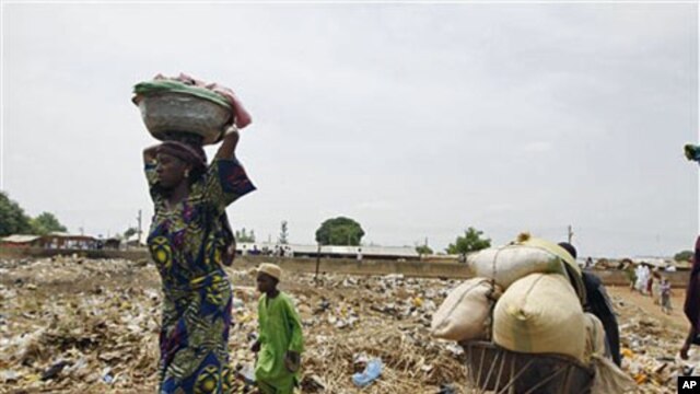 Residents flee from post-election violence, in Kaduna, Nigeria, April 22, 2011