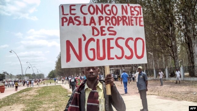 Raiya wa Congo akiandamana kupinga uamuzi wa rais N'Guesso wa kujiongeza muda wa kuhudumu.