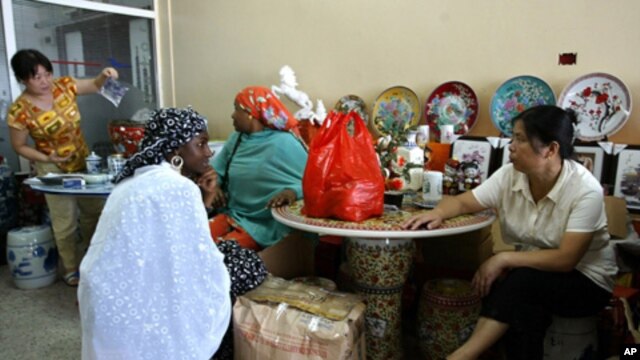 Chinese woman talk business  with local women at a shop in Lagos, Nigeria, June 16, 2007. (file photo)