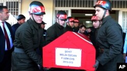 Soldados no aeroporto de Gaziantep, na Turquia, levam o caixão de um soldado turco morto no que o exército turco disse ser um ataque aéreo pré-amanhecer realizado pelas forças do governo sírio, em 24 de novembro de 2016.